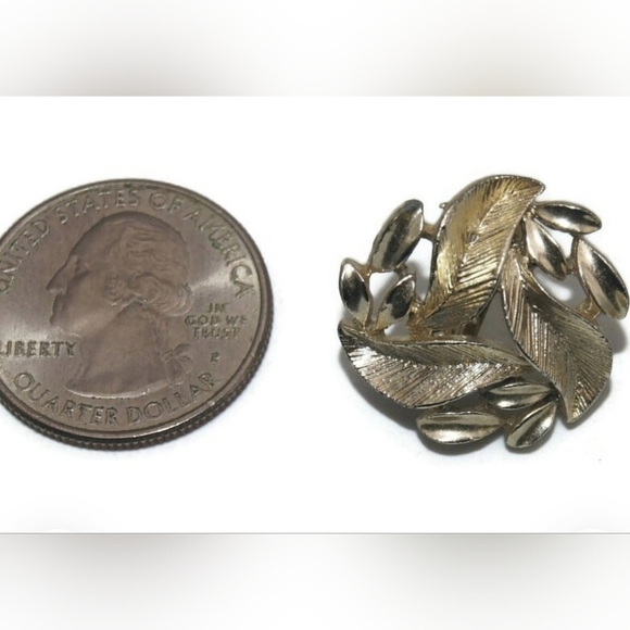 VINTAGE Lisner Gold Tone Leaf Screw Back Earrings - Picture 4 of 5